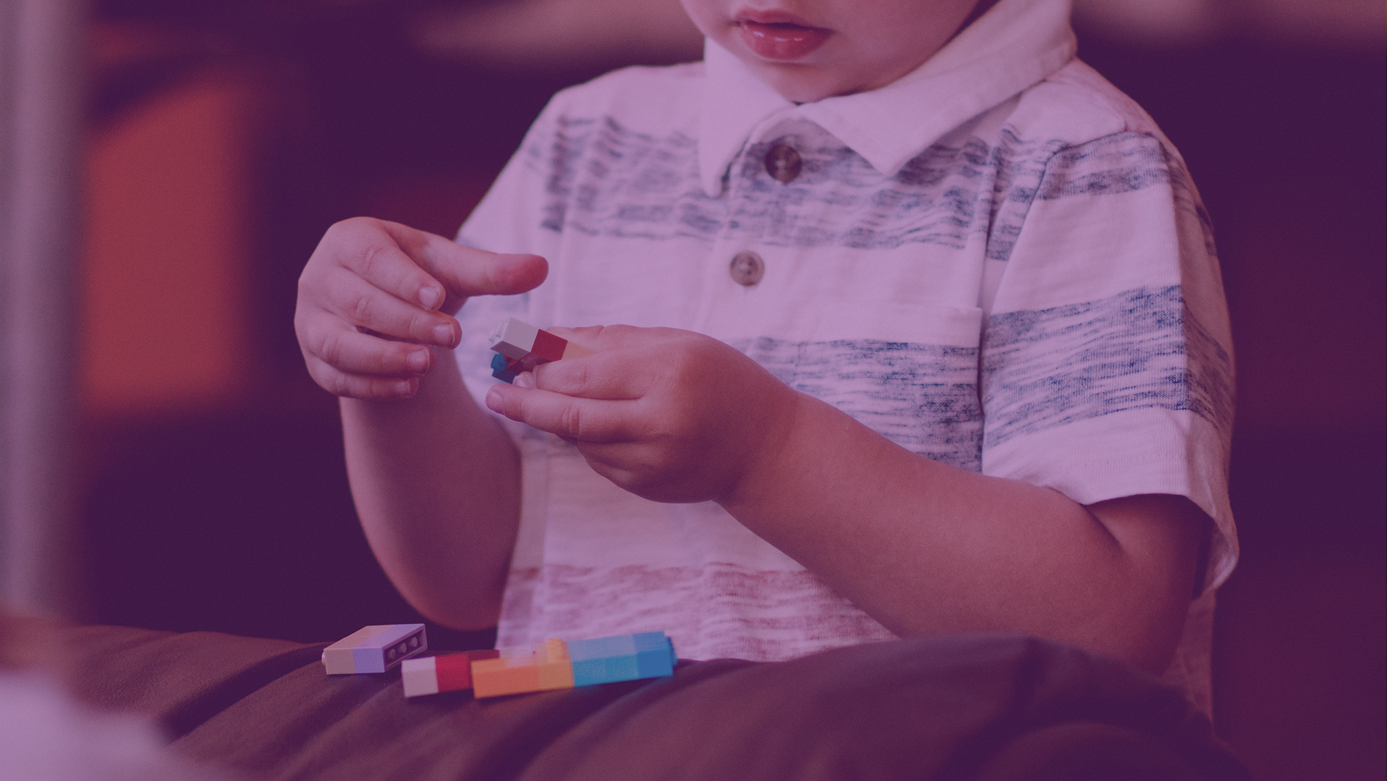 criança brincando com lego